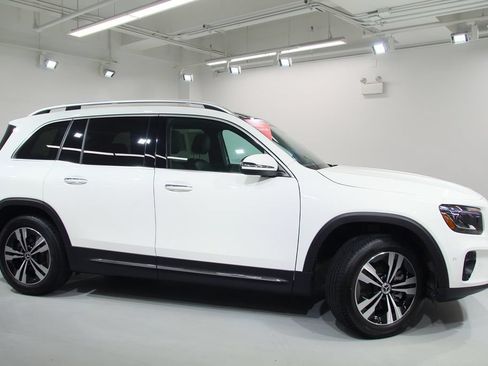 Used 2025 Mercedes-Benz GLB 250 4MATIC image 15