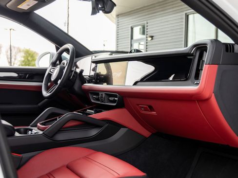 Certified 2025 Porsche Cayenne Coupe AWD/4WD image 44