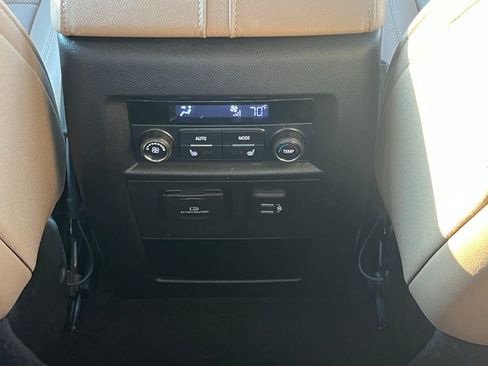 Used 2023 Chevrolet Traverse Premier FWD image 20