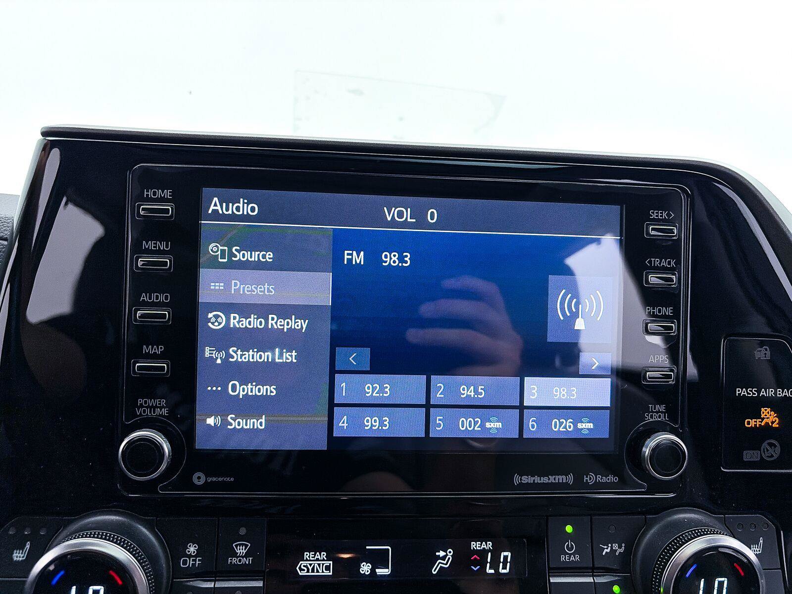 Used 2022 Toyota Highlander XLE FWD image 25