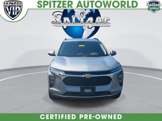 Used 2025 Chevrolet Trax LT w/ LT Convenience Package FWD image 3