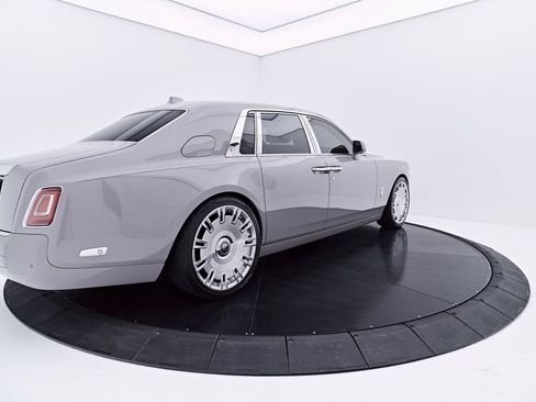 Used 2024 Rolls-Royce Phantom Sedan w/ The Phantom Package RWD image 18