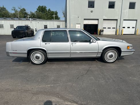 Used 1993 Cadillac De Ville Sedan FWD image 2