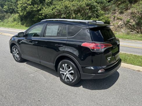 Used 2017 Toyota RAV4 LE AWD/4WD image 4