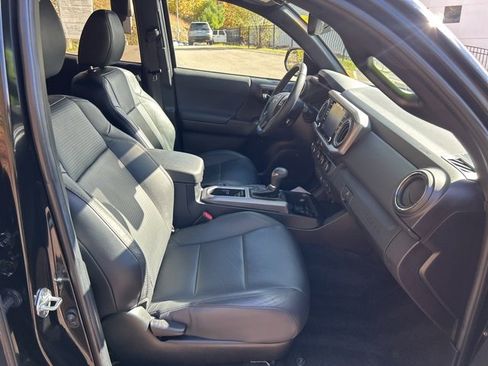 Used 2022 Toyota Tacoma TRD Off-Road image 7