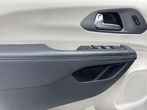 Used 2023 Chrysler Pacifica Touring-L image 27