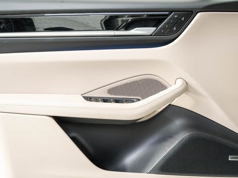Used 2025 Porsche Macan Electric RWD image 6