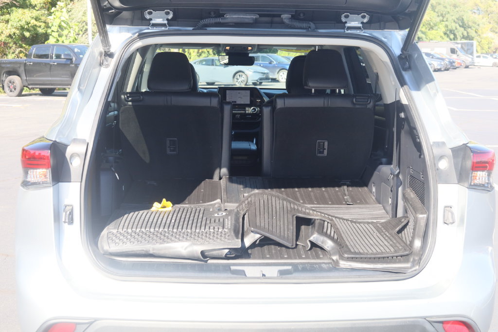 Used 2023 Toyota Highlander XLE AWD/4WD image 39