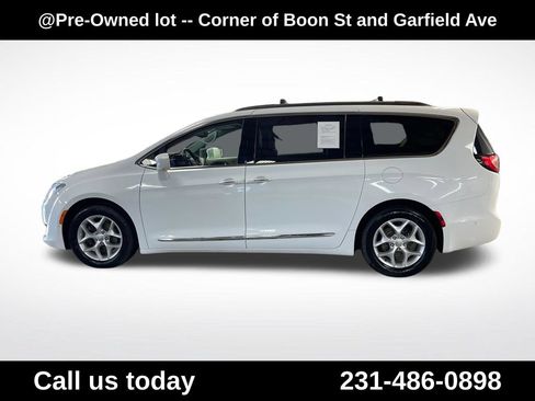 Used 2017 Chrysler Pacifica Touring-L Plus w/ Advanced Safetytec Group FWD image 2
