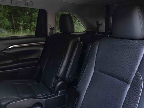 Used 2016 Toyota Highlander Limited FWD image 18