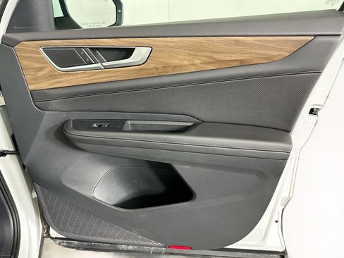 Used 2025 Volkswagen Atlas SE image 33