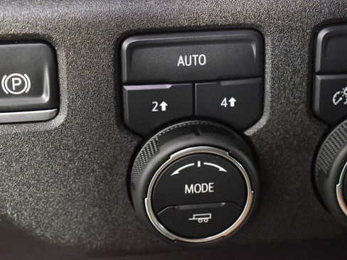 Used 2025 Chevrolet Silverado 1500 LT image 38