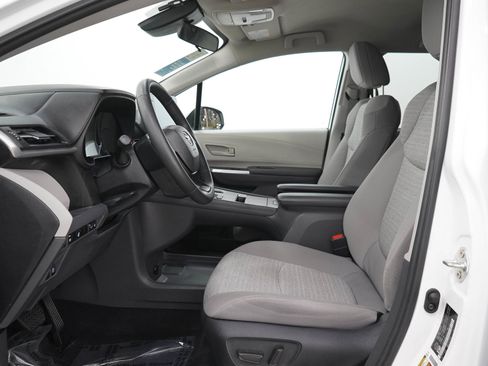Used 2024 Toyota Sienna LE AWD/4WD image 23