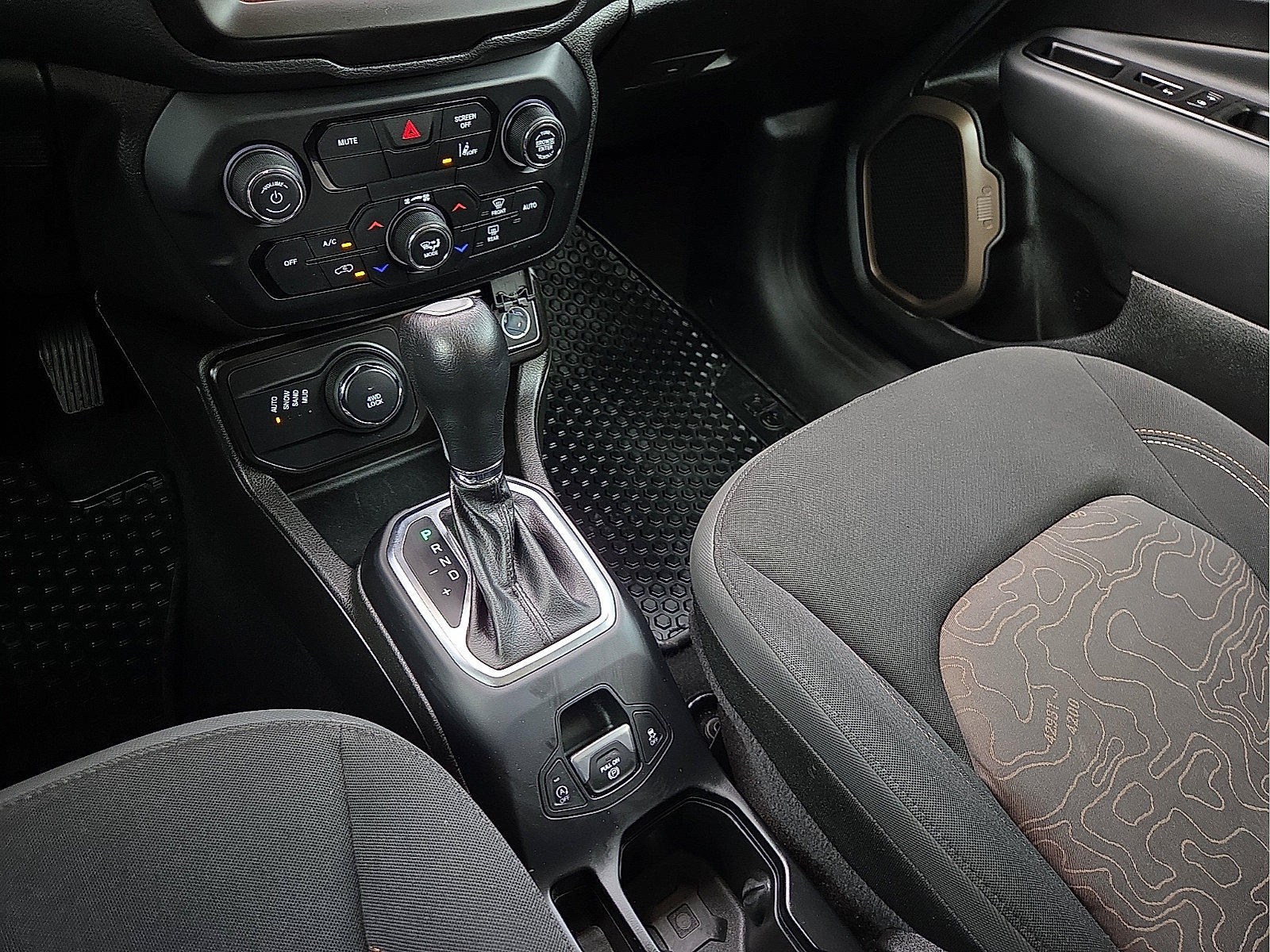 Used 2023 Jeep Renegade Latitude AWD/4WD image 25