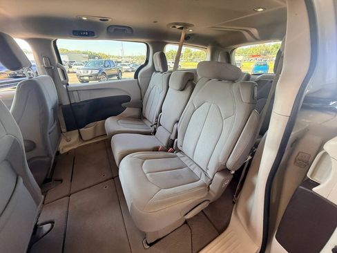Used 2017 Chrysler Pacifica Touring FWD image 21