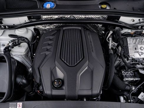 Certified 2025 Porsche Macan AWD/4WD image 28
