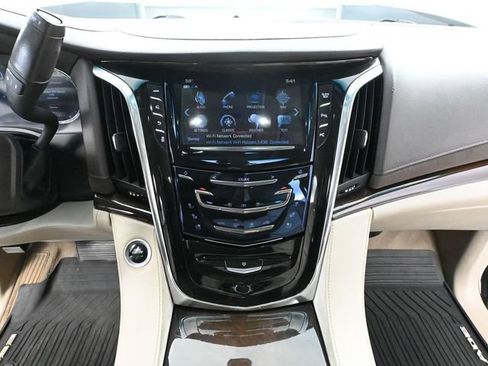Used 2017 Cadillac Escalade ESV 4WD image 31