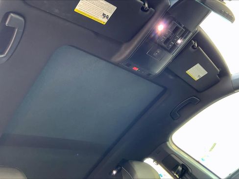 Used 2022 Volkswagen Tiguan SE R-Line image 14