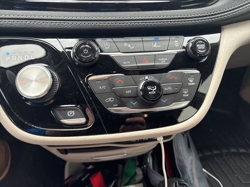 Used 2023 Chrysler Pacifica Touring-L image 7