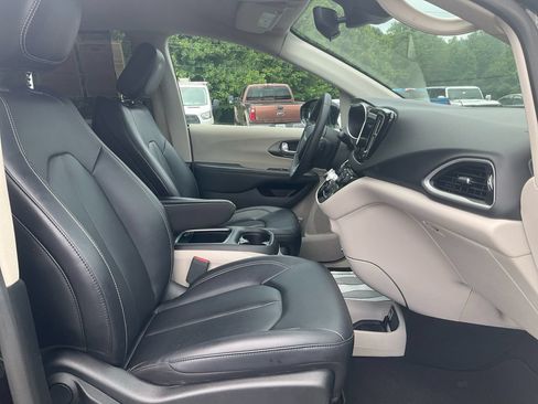 Used 2024 Chrysler Pacifica Touring-L FWD image 12