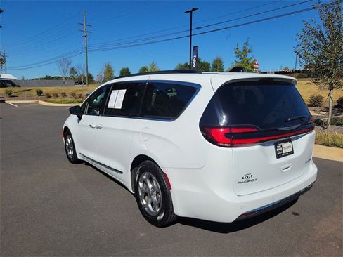 Used 2023 Chrysler Pacifica Limited image 7