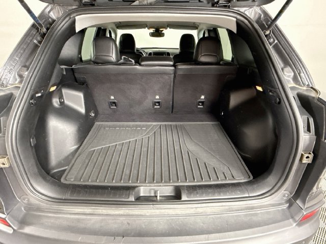 Used 2021 Jeep Cherokee Latitude Plus AWD/4WD image 24