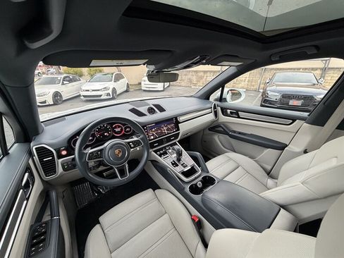 Used 2023 Porsche Cayenne S Platinum w/ Premium Package Plus AWD/4WD image 39
