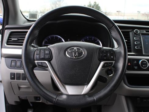 Used 2019 Toyota Highlander XLE AWD/4WD image 10
