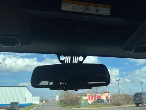 Used 2016 Jeep Wrangler Unlimited Sahara image 23