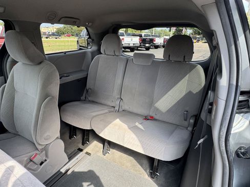 Used 2017 Toyota Sienna LE FWD image 31