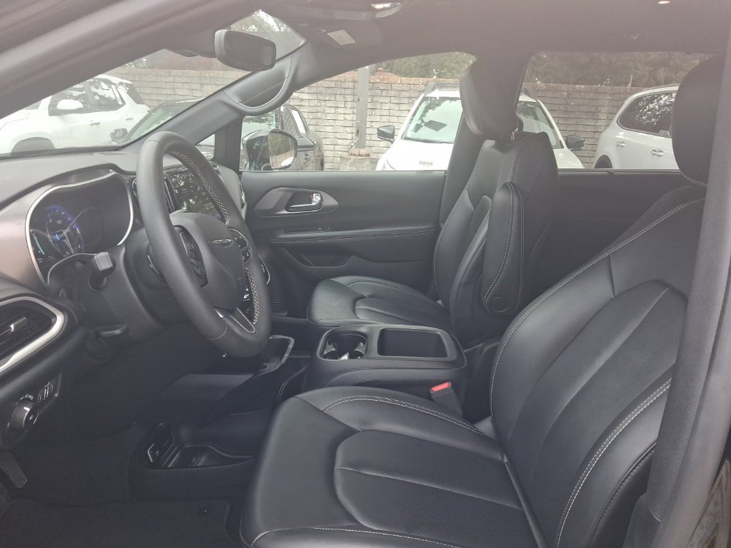 Used 2025 Chrysler Pacifica Select FWD image 4