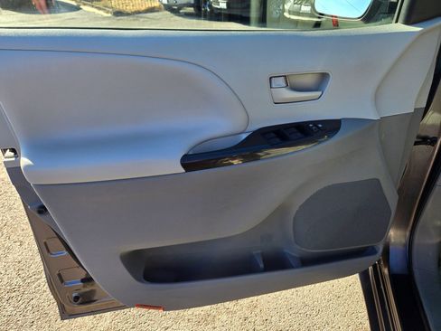 Used 2013 Toyota Sienna LE image 30