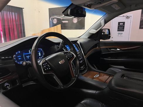 Used 2018 Cadillac Escalade Luxury RWD image 16