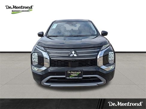 Used 2025 Mitsubishi Outlander SE image 2