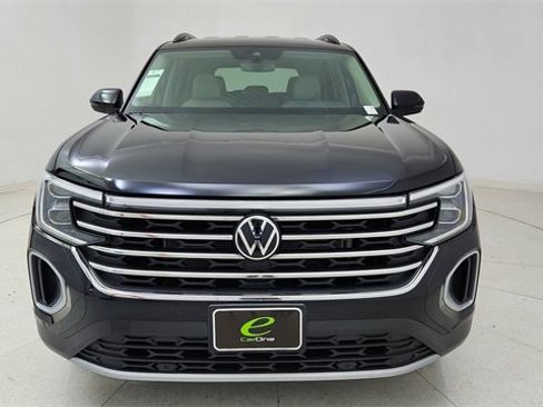 Used 2025 Volkswagen Atlas SE image 2