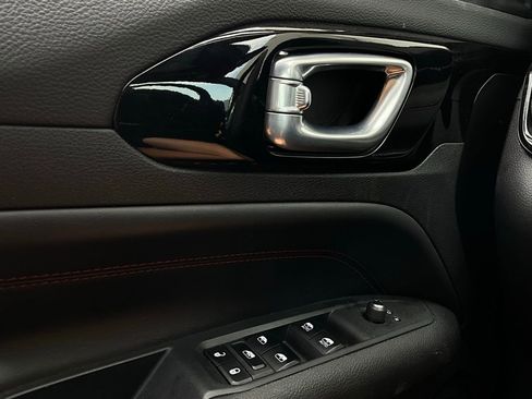 Used 2025 Jeep Compass Trailhawk image 20