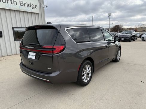 Used 2023 Chrysler Pacifica Touring-L AWD/4WD image 4