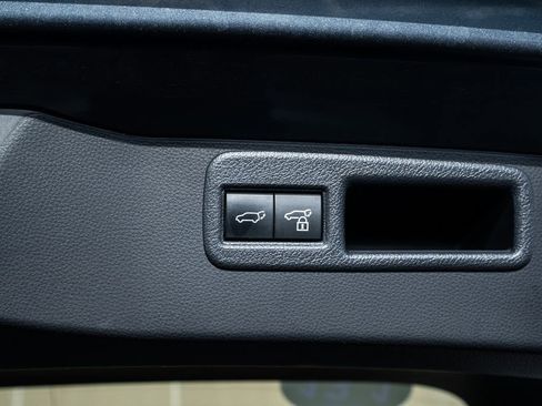 Used 2022 Toyota Venza LE image 36