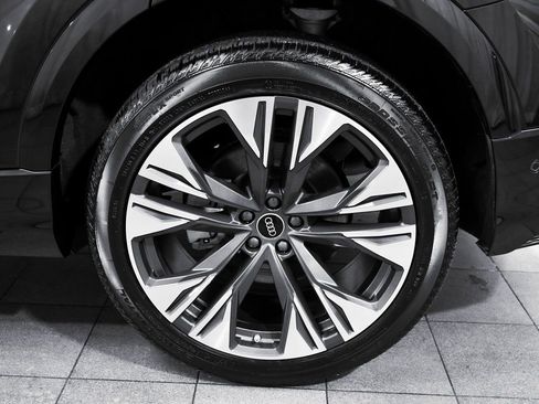 Used 2025 Audi Q8 Premium w/ Black Optic Package image 8