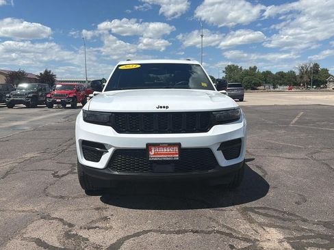 Used 2023 Jeep Grand Cherokee Altitude AWD/4WD image 7