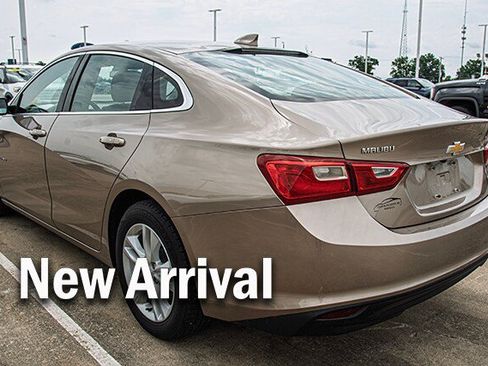 Used 2018 Chevrolet Malibu LT FWD image 2