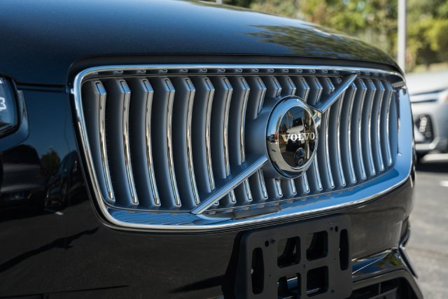 Certified 2025 Volvo XC90 T8 Plus w/ Protection Package Premier AWD/4WD image 13