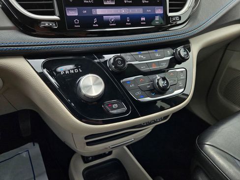 Used 2021 Chrysler Pacifica Touring-L FWD image 24