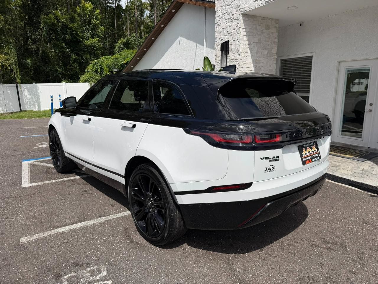Used 2018 Land Rover Range Rover Velar R-Dynamic SE AWD/4WD image 11