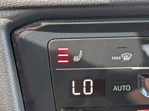 Used 2025 Volkswagen Taos SE w/ Panoramic Sunroof Package FWD image 32