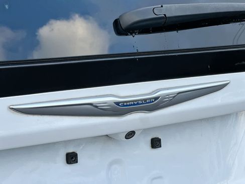 Used 2018 Chrysler Pacifica LX image 17