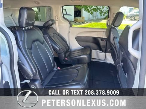 Used 2023 Chrysler Pacifica Touring-L FWD image 17