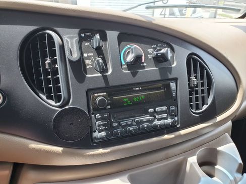Used 2002 Ford E-150 and Econoline 150 Wagon RWD image 20