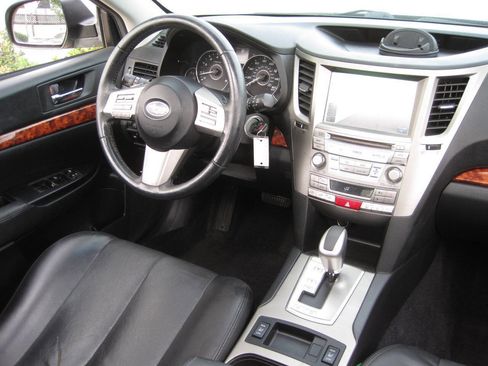 Used 2011 Subaru Outback 3.6R Limited image 27