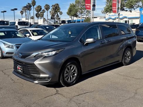 Used 2023 Toyota Sienna LE image 2